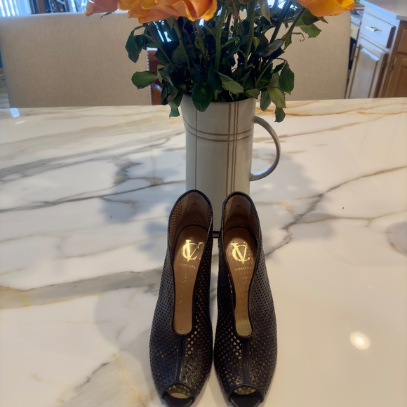 Pre Owned Vince Camuto Black Leather Perforated Hole High Heel Booties sz 7.5 M - Picture 5 of 11